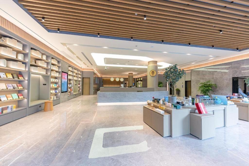 Hotel Ji Changshou Road Yaxin Life Plaza 3*